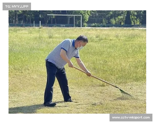 雨战进行时，工作人员频繁进场维护草坪积水区域
